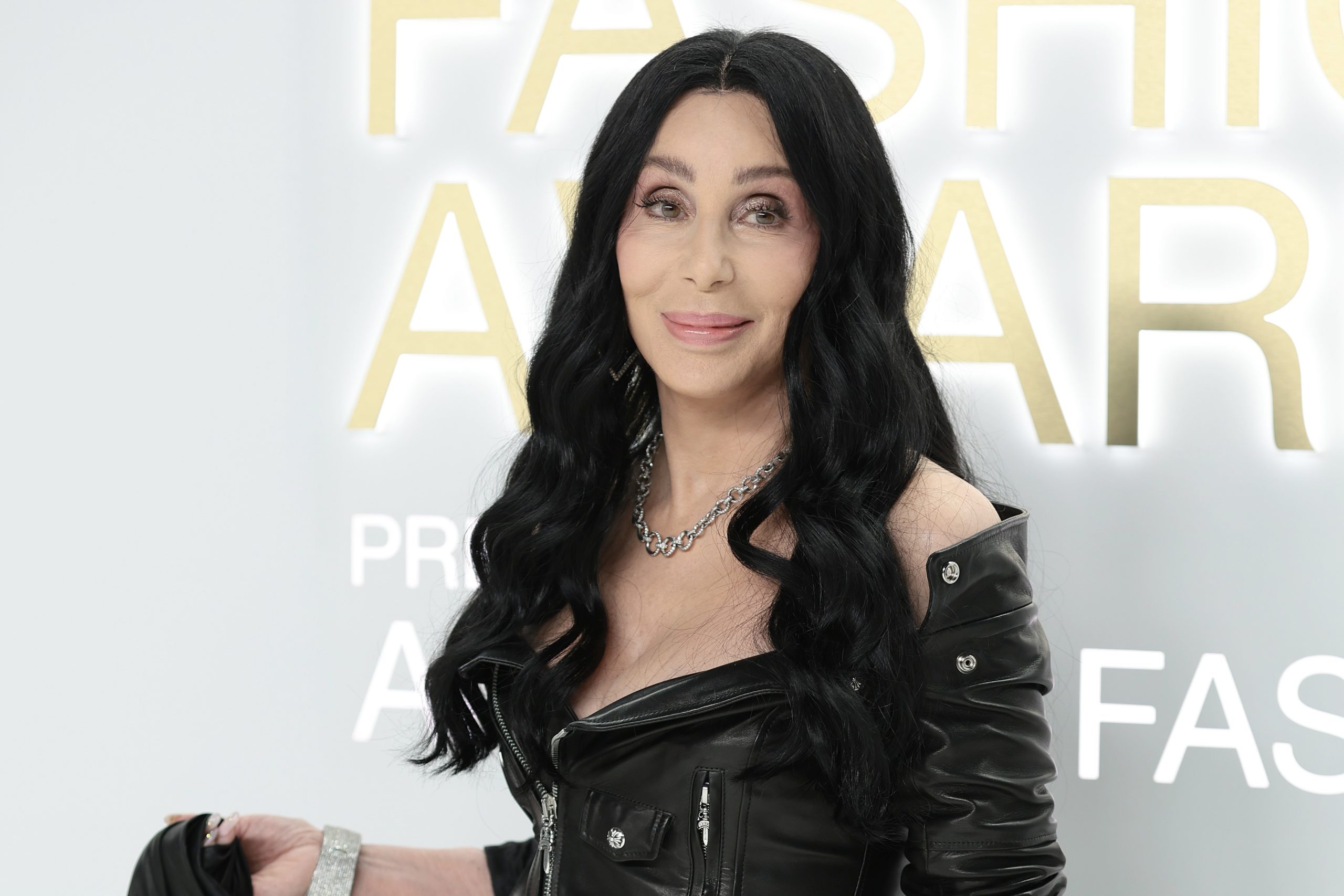 Cher és fiatal fiúja között nem is lehetne nagyobb a szerelem