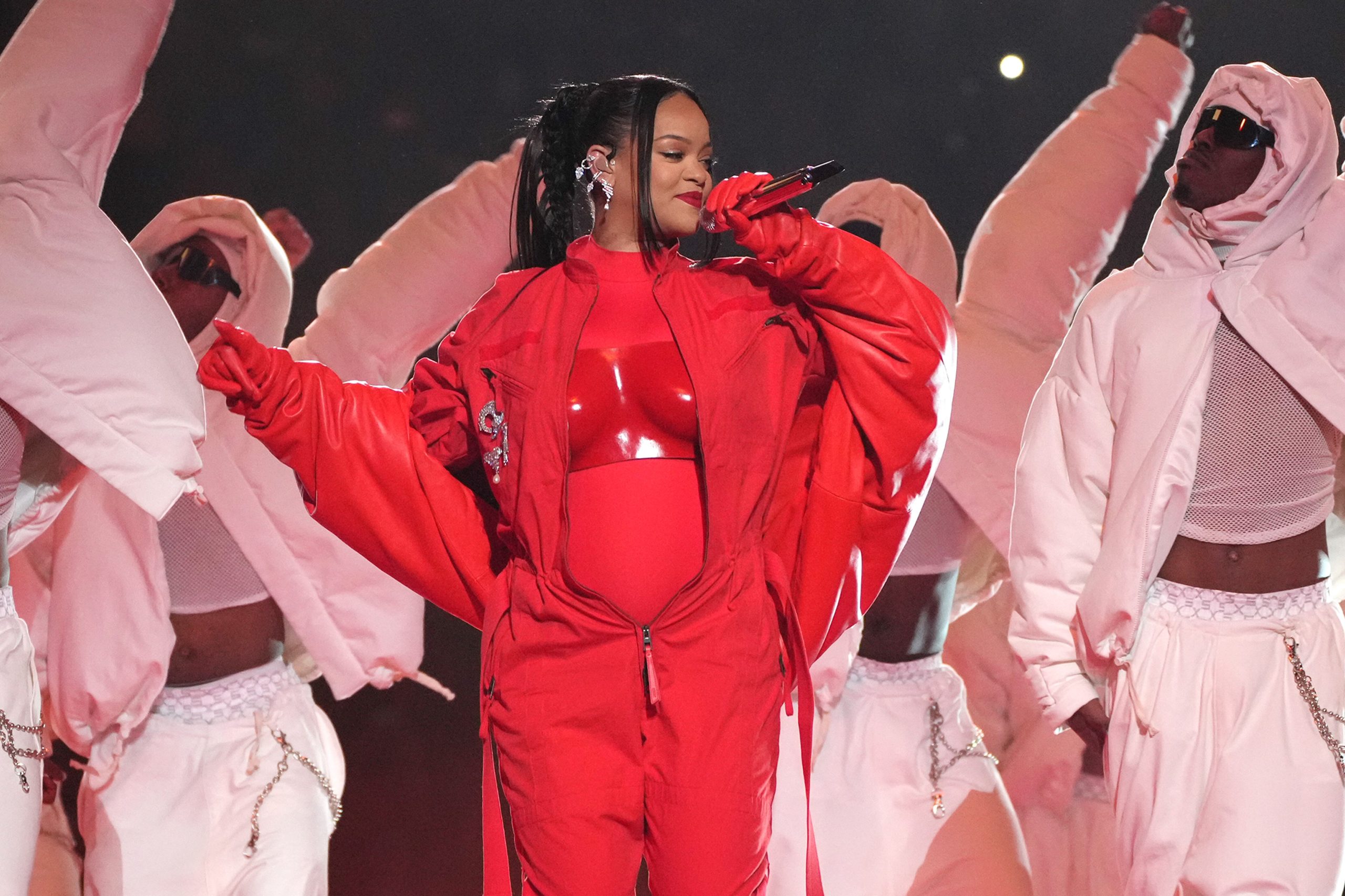 Rihanna pécsi kesztyűben lépett fel a Super Bowl félidei show-jában