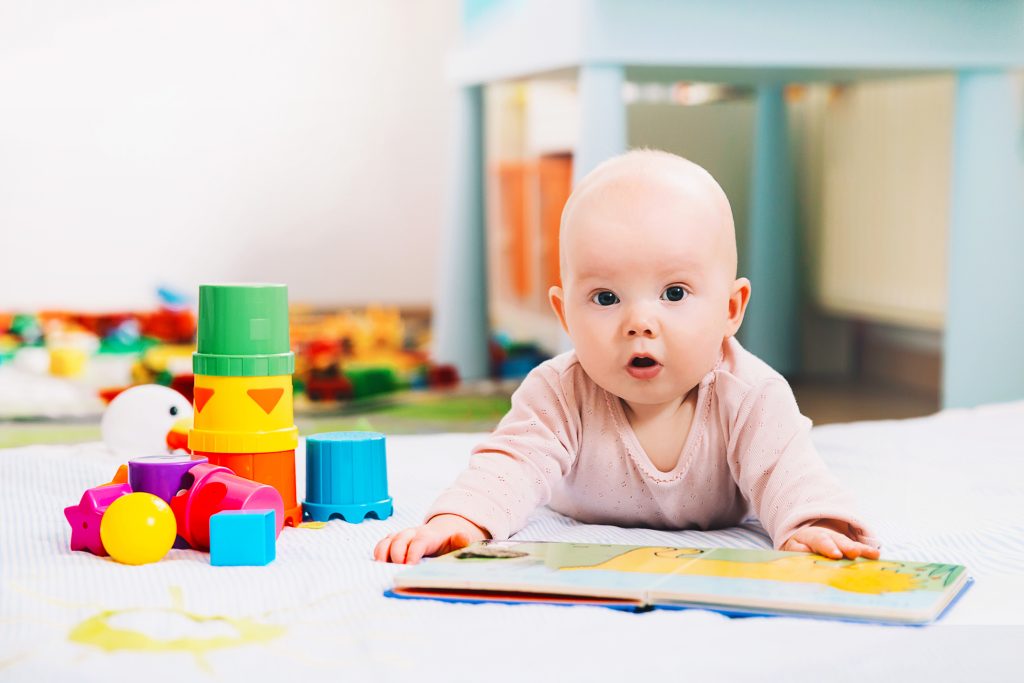 A kontrasztos és erős színű játékok segítik a babák látásának fejlődését