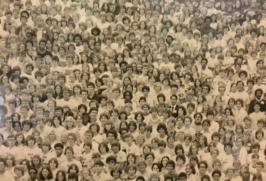 Hol rejtőzik a panda a tömeget ábrázoló fekete-fehér fotón?