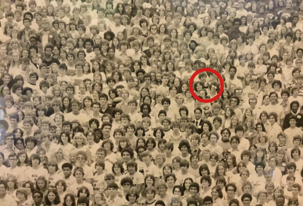 Elég kicsi a panda a fekete-fehér fotón, ezért csak az igazán élesszeműek veszik észre