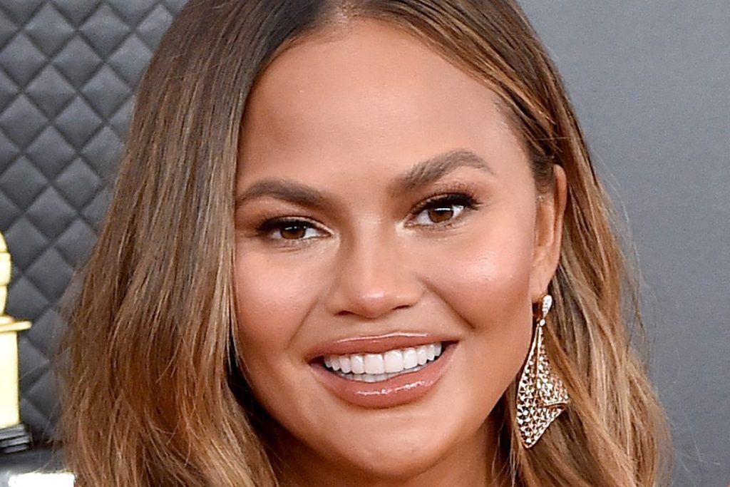 Chrissy Teigen otthon szoptat a Grammy helyett