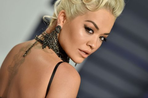 Rita Ora megvillantotta izmos hasát és dögös harisnyakötőjét az Oscar előpartiján