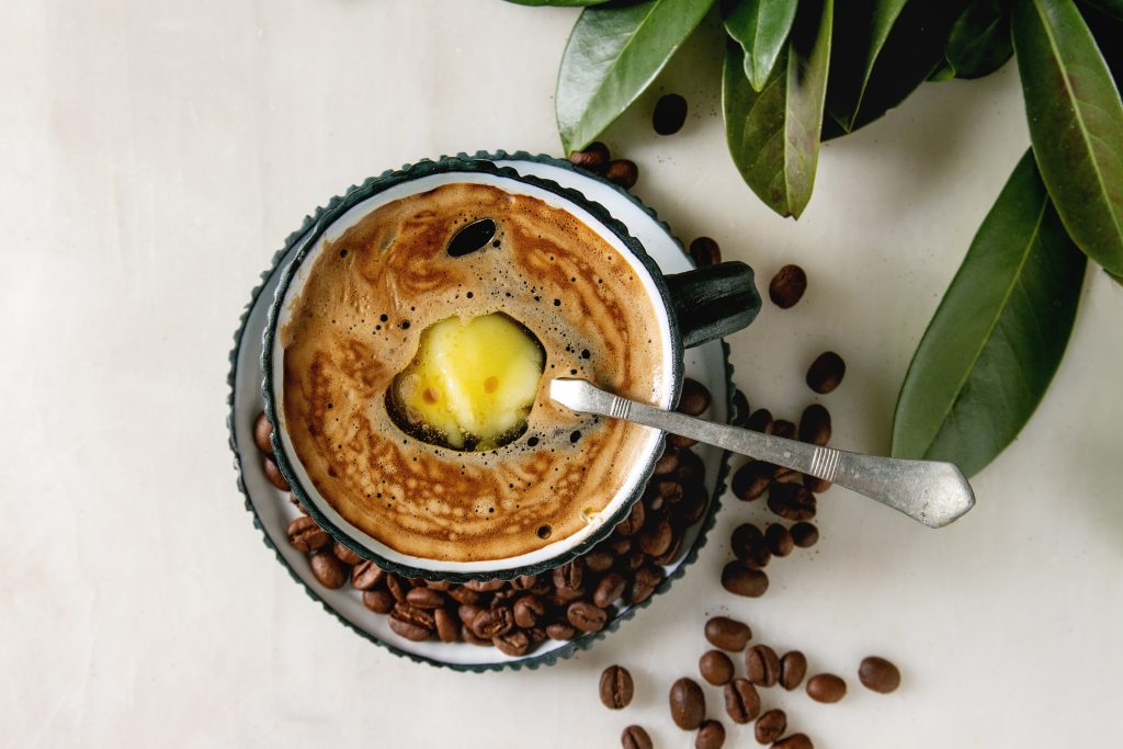 A fehérjediétát követők kedvenc kávéja a ghee-vel gazdagított kávé