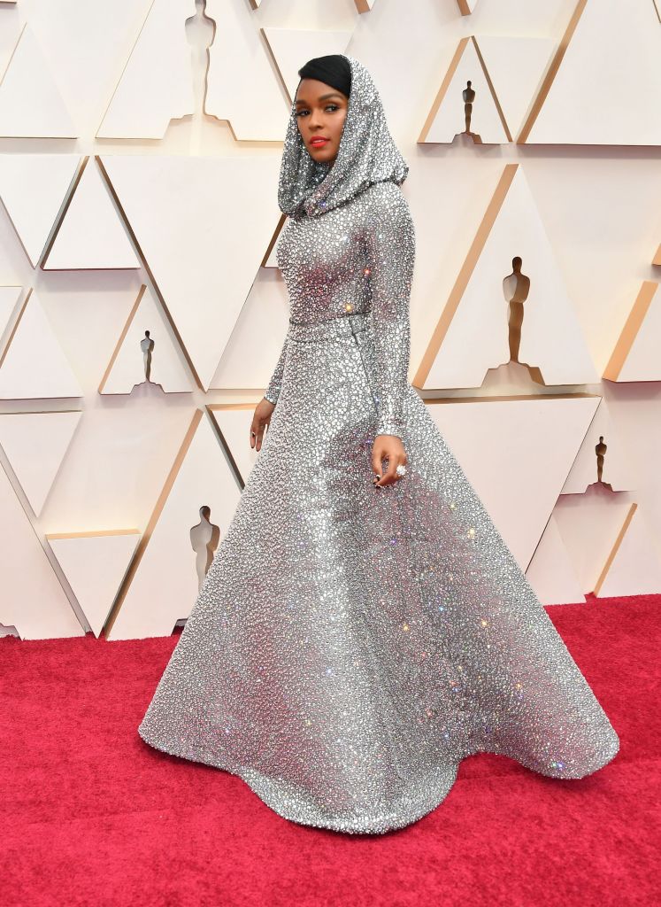 Janelle Monae 2020-ban nyitotta előadásával az Oscar-gálát, azonban előtte a vörös szőnyegen vonult ebben a kapucnis, kristályokkal kirakott Ralph Lauren ruhában.