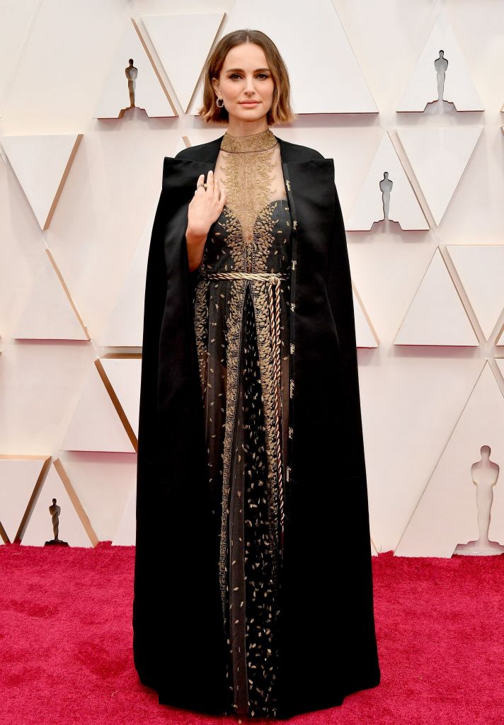 Natalie Portman 2020-ban ebben a gyönyörű arany és fekete köpenyben díszelgett.