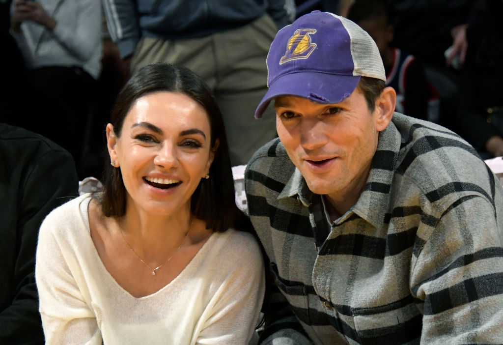 Ezzel a gyönyörű színésznővel csókolózott Mila Kunis és férje, Ashton Kutcher is