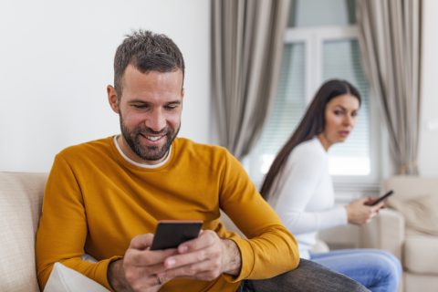 7 meglepő jel, hogy a pasid valószínűleg megcsal téged