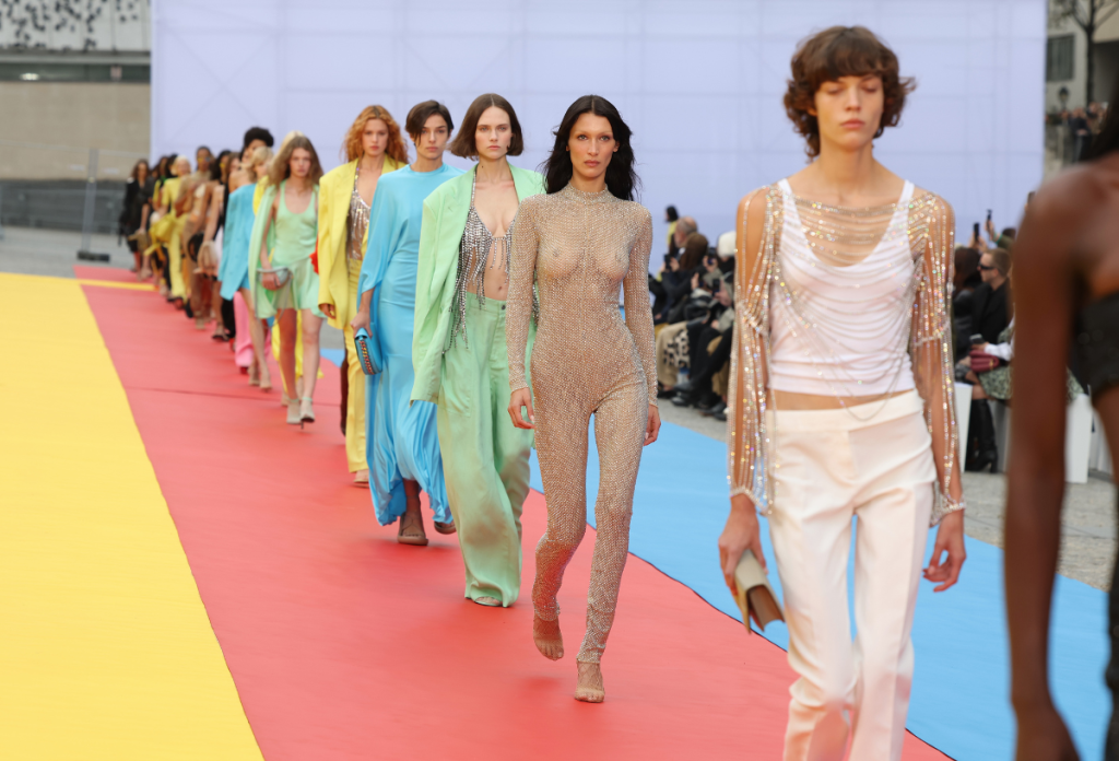 Stella McCartney divatbemutatóján is nullás méretű modellek vonultak a párizsi divathéten