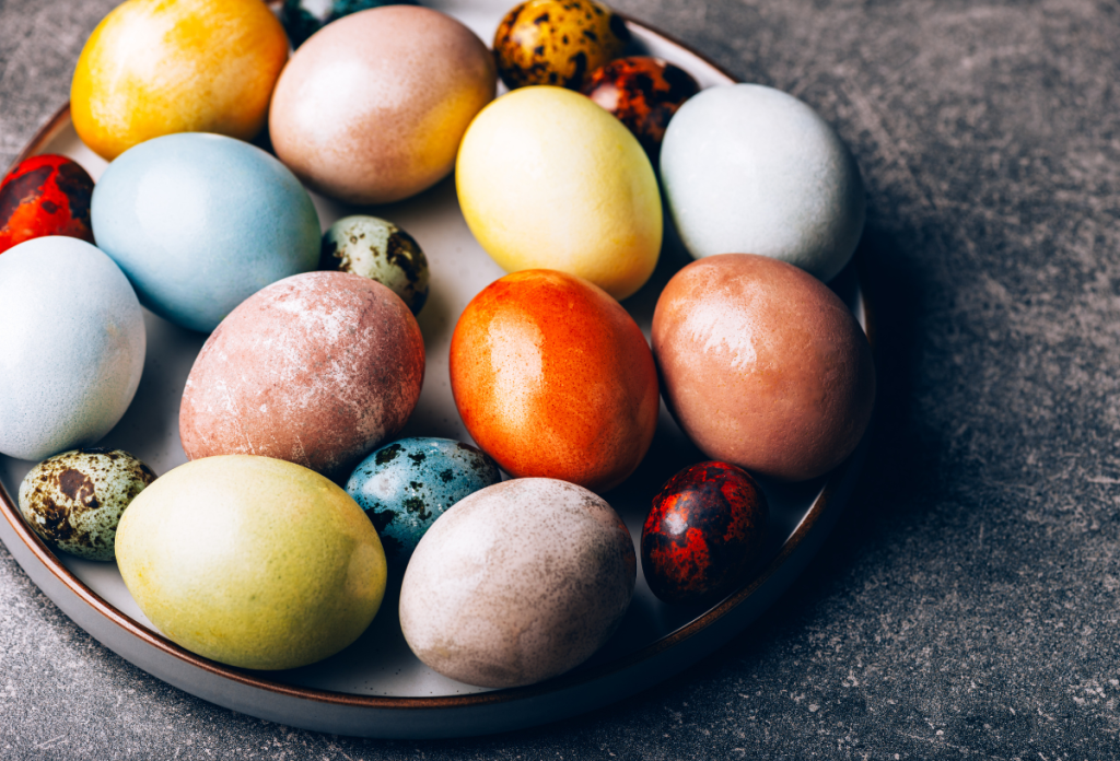 A növényekkel való, természetes tojásfestének nagy hagyománya van a skandináv húsvéti dekorálásban