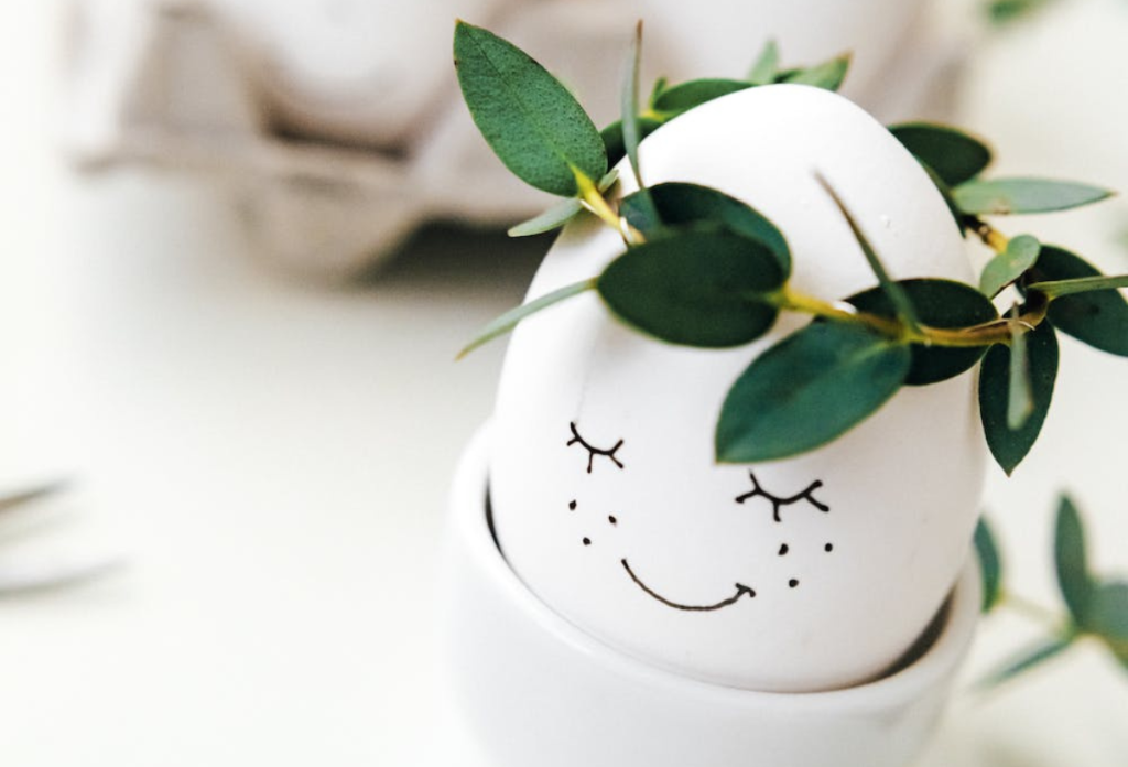 A húsvéti tojás koronája készülhet papírból, de lehet virágkoszorú is