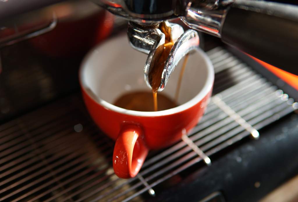 A koffeinnek köszönhető a kávé egészségre gyakorolt jó és rossz hatása is