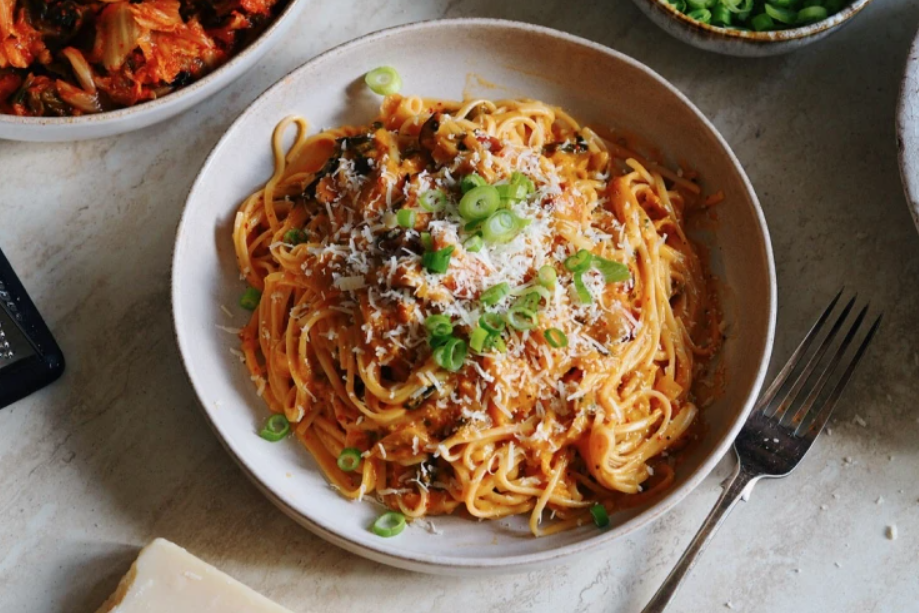 készíts carbonara spagettit kimchivel