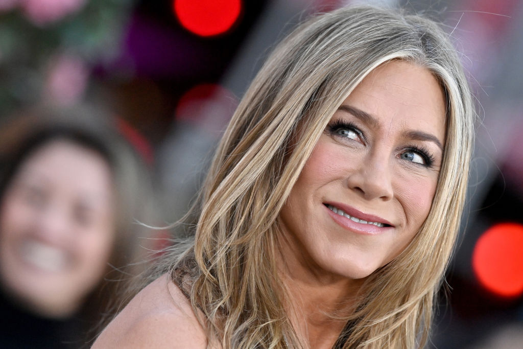 Jennifer Aniston új filmjét promózta a szexi koktélruhában.