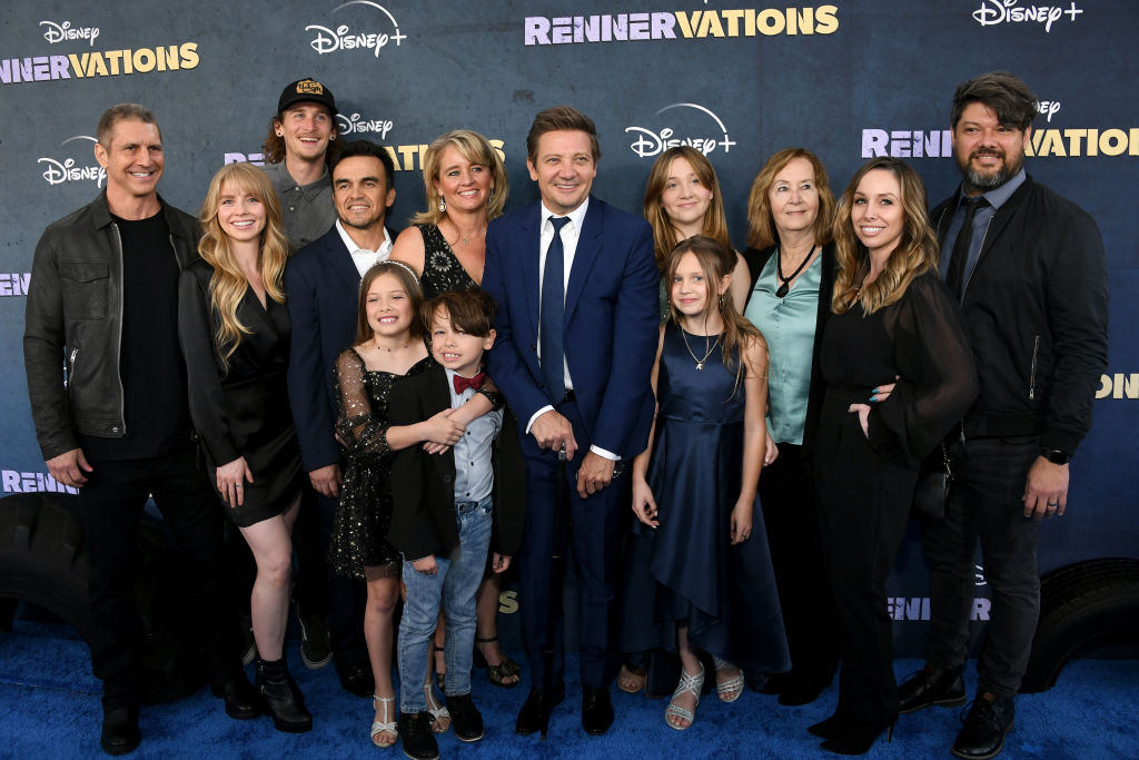 Jeremy Renner családja és barátai körében