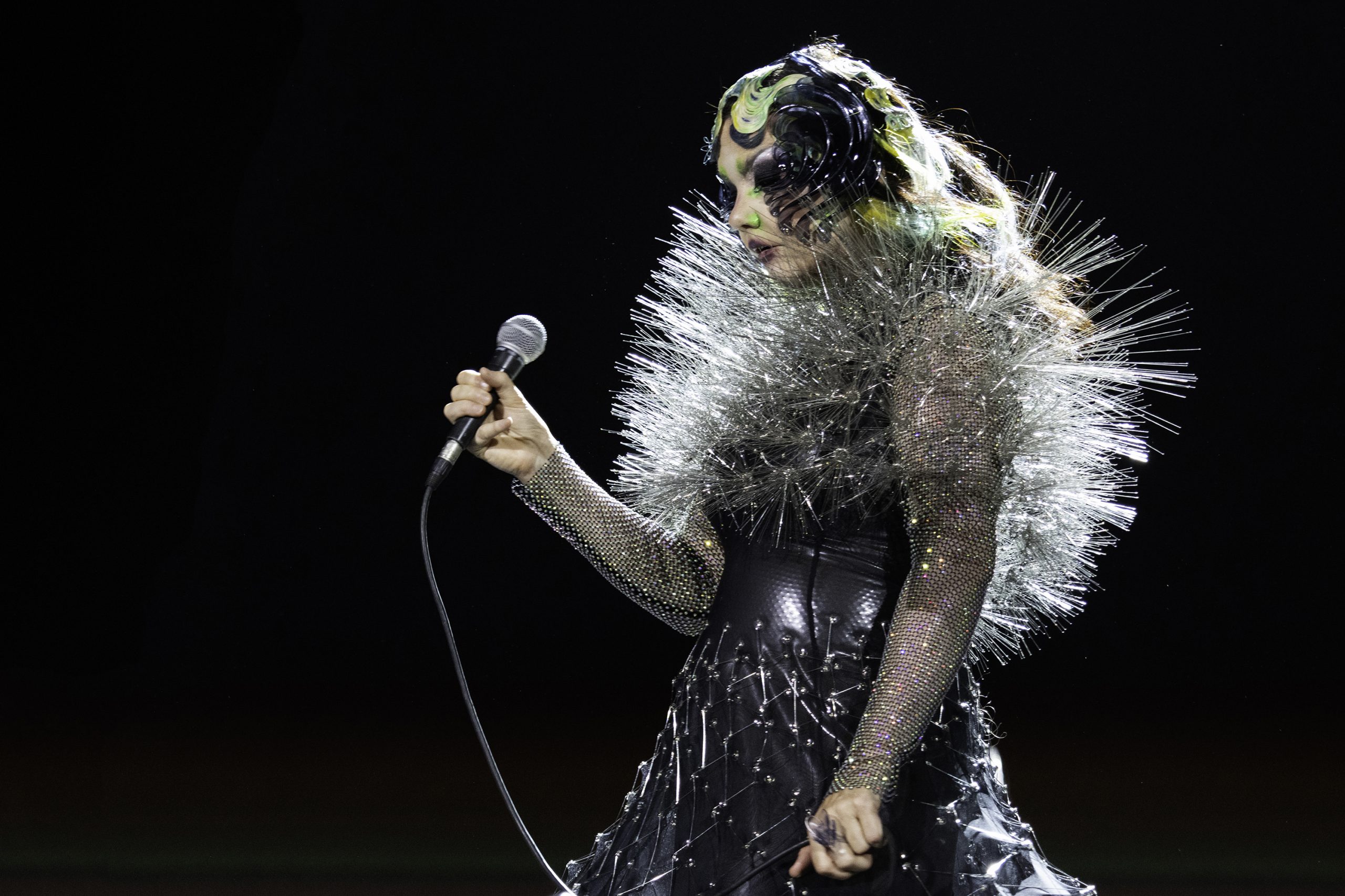 Björk ruhája lehet nem volt a legkényelmesebb, azonban egyedi látványt nyújtott.