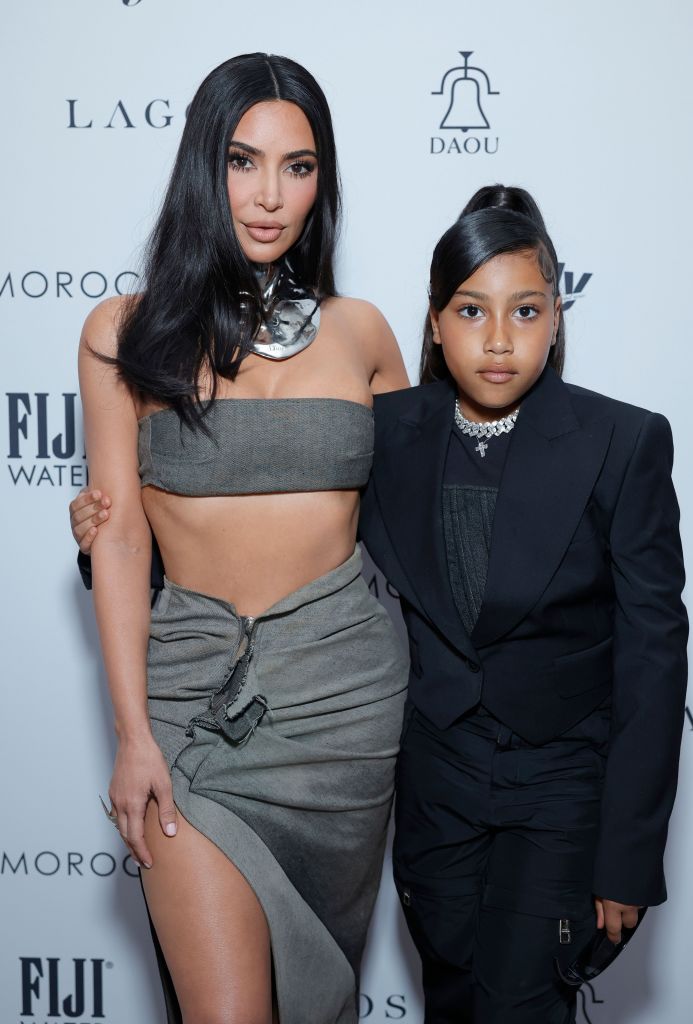 Videón, ahogy Kim Kardashiannak beint a saját 9 éves lánya a vörös szőnyegen
