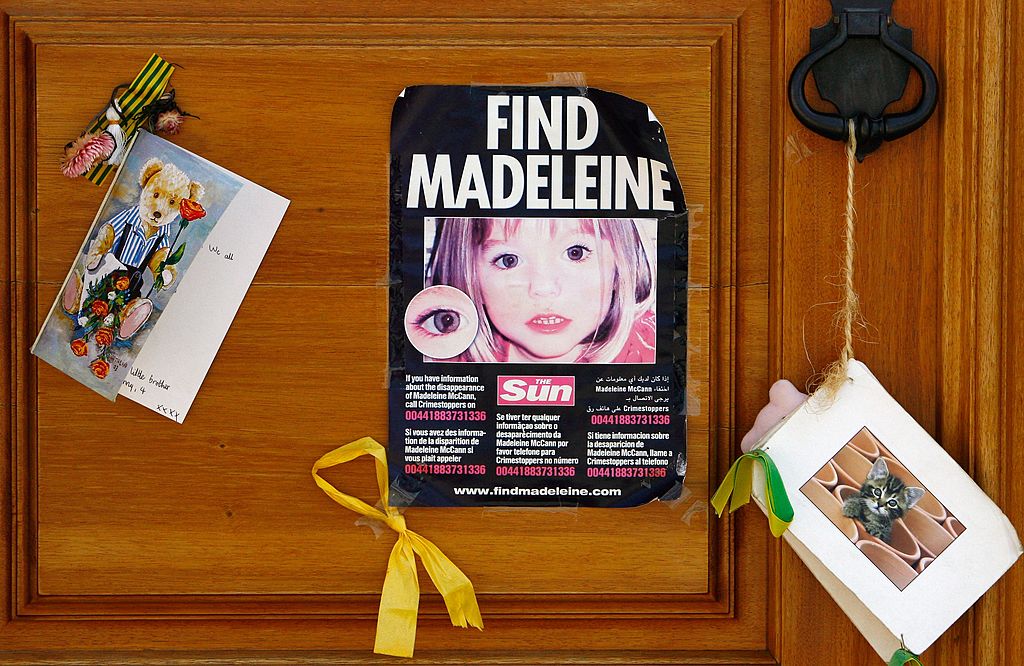 Plakárokat és kártyákat helyeztek el a Praia da Luz-i templom ajtaján az eltűnt Madeleine McCannért 2007.