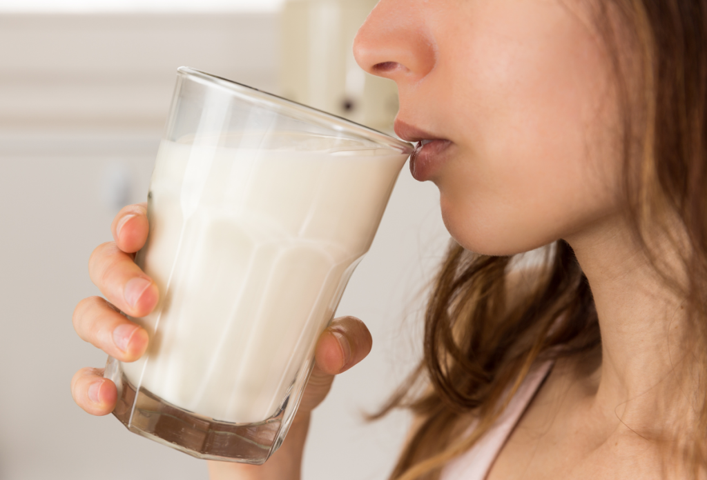 A teljes tejet fogyasztók dereka vékonyabb