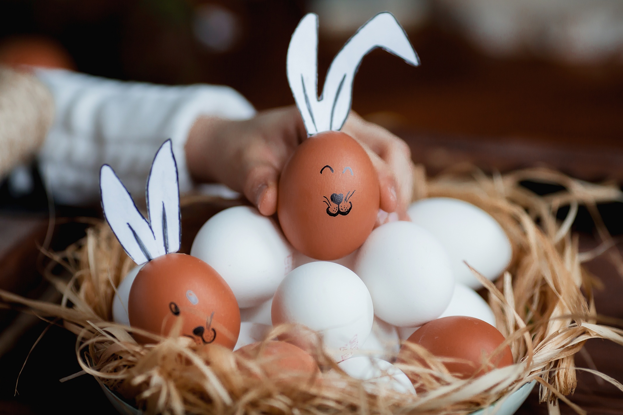 Akár egy filctoll, egy papírdarb és egy megtisztított tojás is elég lehet a húsvéti nyuszis dekorhoz.