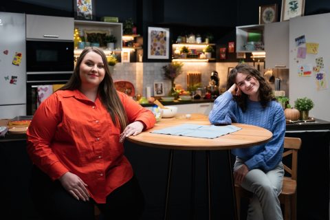 Egy asztalnál: testképzavarról beszélget egy túlsúlyos és egy korábban anorexiával küzdő lány