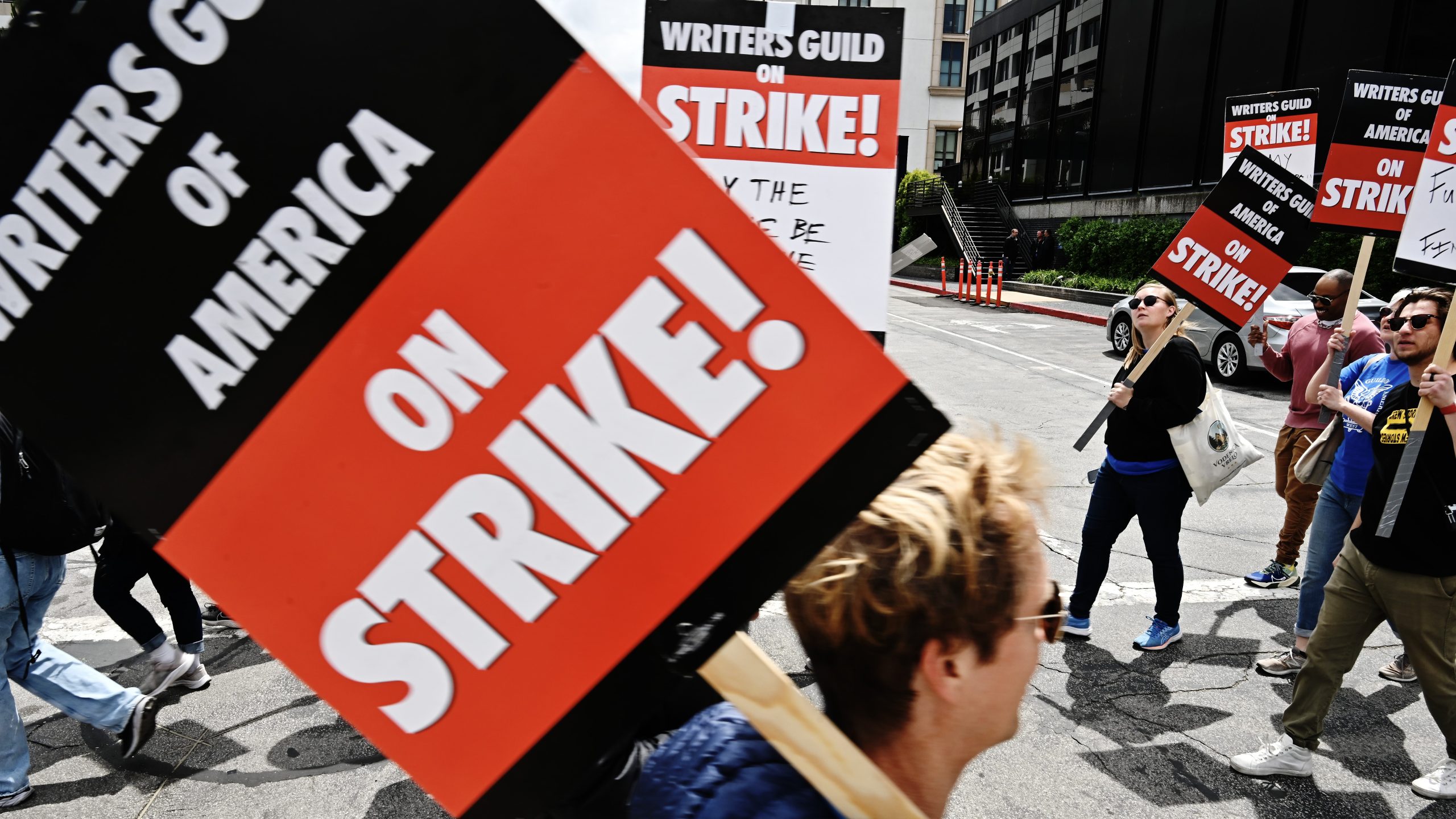 Hollywood írói egyesüljetek: sztrájk, alulfizetettség és AI para