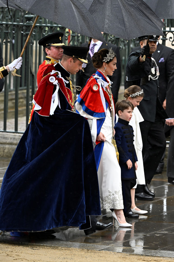 walesi hercegné egy gyönyörű elefántcsont színű Alexander McQueen ruhában ragyogott