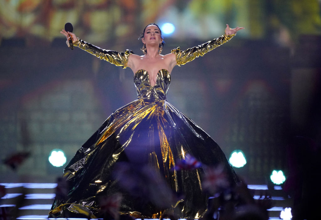 Katy Perry a monumentális Vivienne Westwood ruhában.