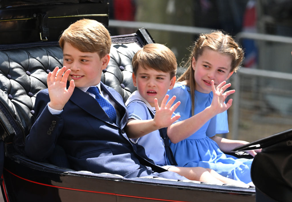 György herceg óvja fiatalabb testvéreit.