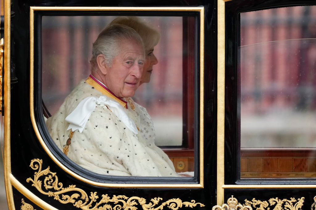 III. Károly király és Kamilla királyné a gyémántjubileumi hintóban ülve hagyta el a Buckingham-palotát
