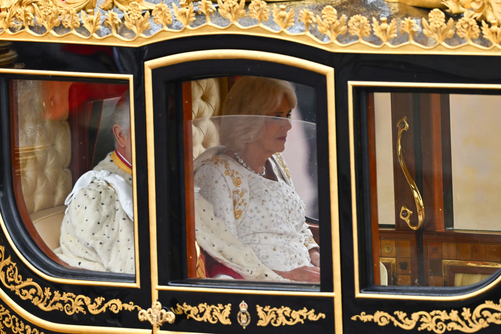 Kamilla királyné gyönyörű hófehér ruhában vonult be a koronázásra