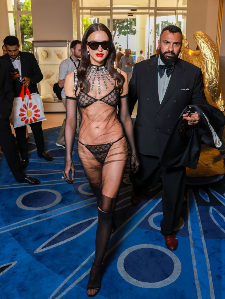 E Irina Shayk también se subió desnuda al tren: lo mostró casi todo en Cannes