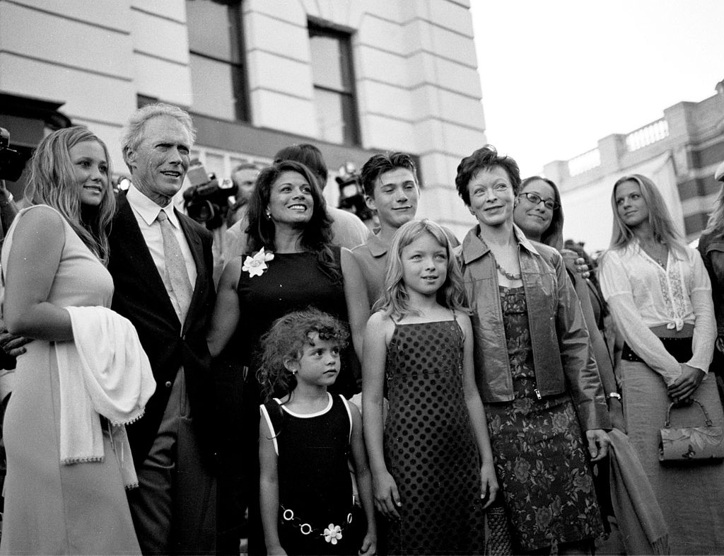 Clint Eastwood, mellette egyik ex-felesége, Dina, valamint volt élettársa, Francis, és jópár gyermeke