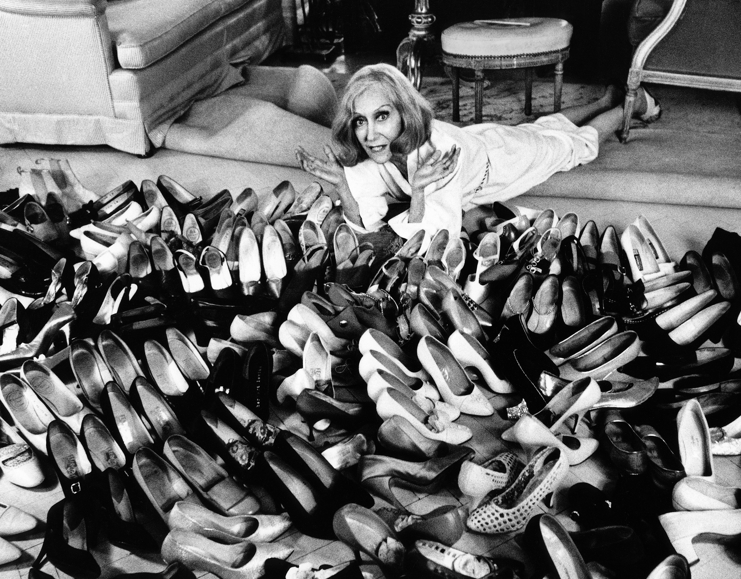 Gloria Swanson színésznő a cipőivel pózol 1977-ben