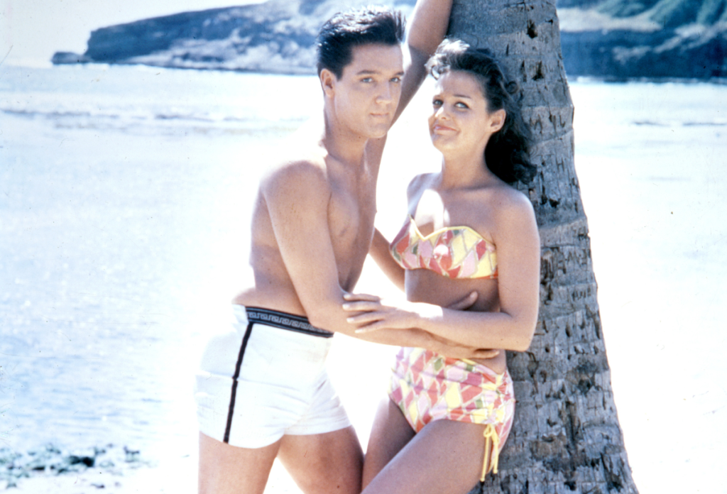 Elvis Presley és Joan Blackman az 1961-es Blue Hawaii című filmben a geometrikus mintás bikiniben