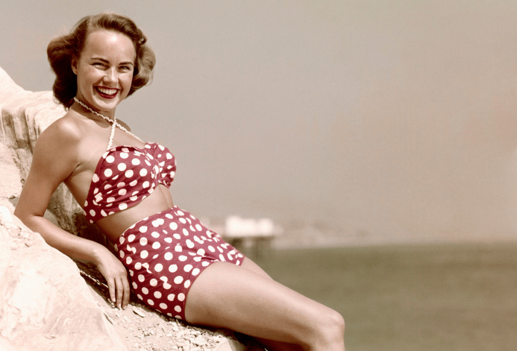 Magas derekú pöttyös bikini az 1960-as évekből