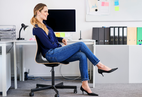 Miért helyezkedünk el keresztbe tett lábbal szinte automatikusan, ha leülünk valahova?