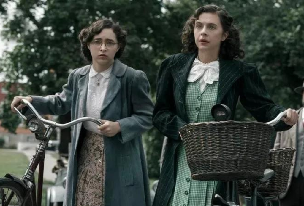 Miep Gies (Bel Powley) Anne Frank nővérét próbálja átjuttatni az Anne Frank bújtatója című minisorozatban a náci ellenőrző ponton
