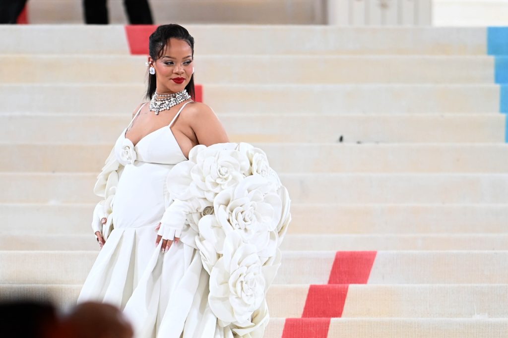 Rihanna terhesen, hatalmas pocakkal hirdeti: “használj óvszert”