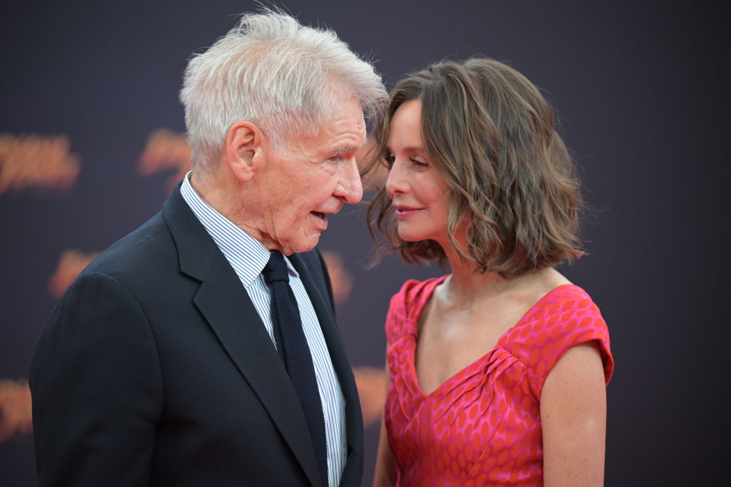 A 80 éves Harrison Ford a vörös szőnyegen romantikázott feleségével