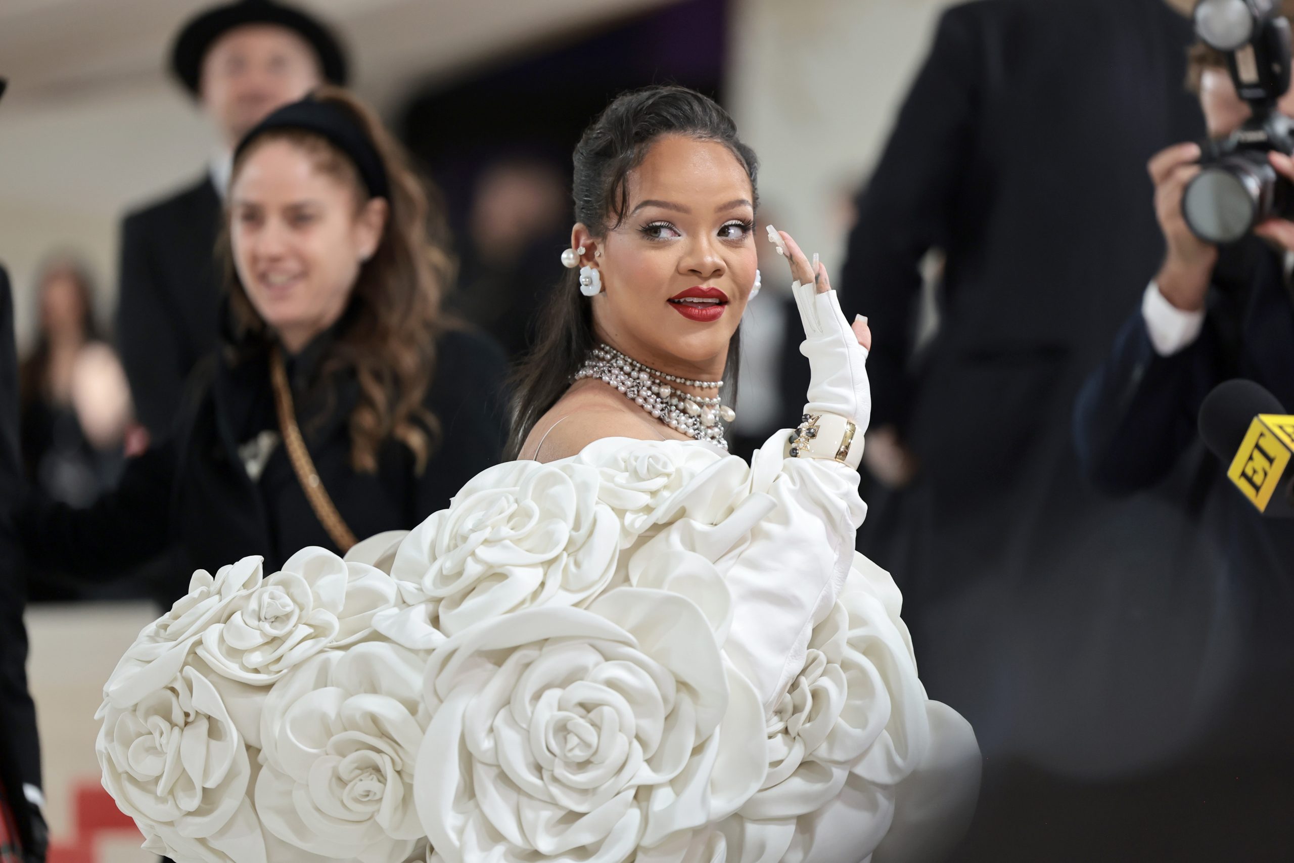 Rihanna pucérruhában mutatta meg hatalmas pocakját