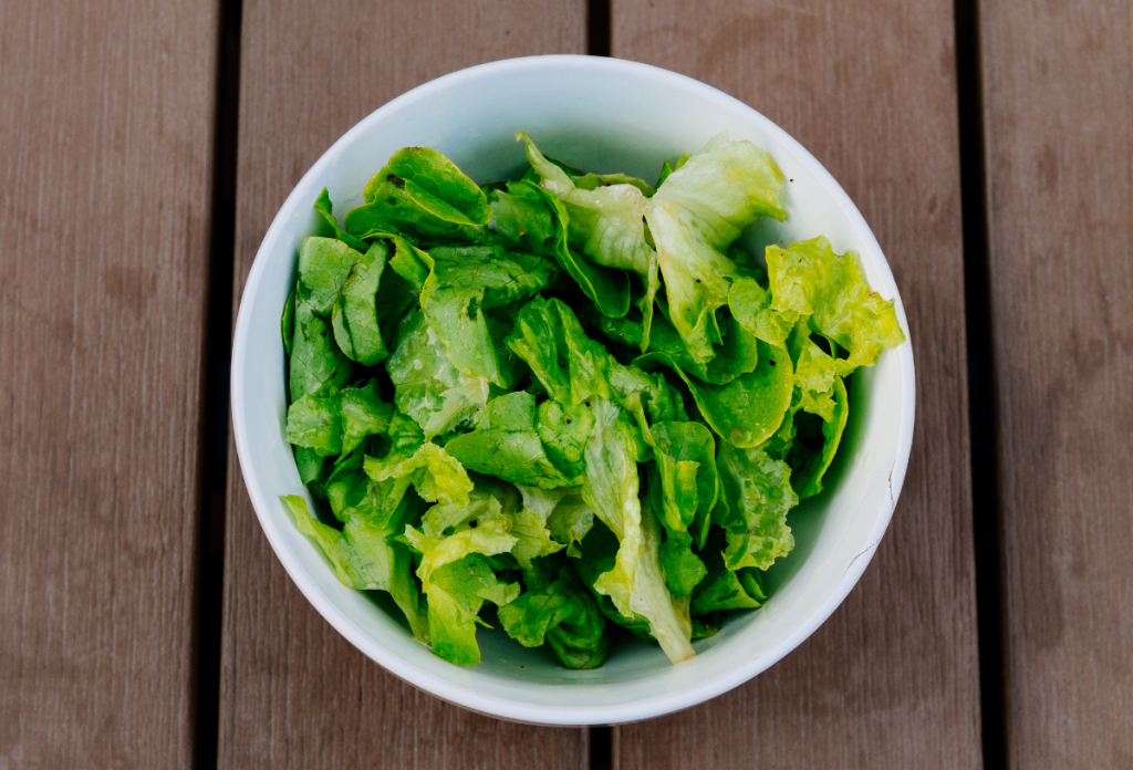 Hagyjuk 30 percig állni a salátát egy tál kézmeleg vízben