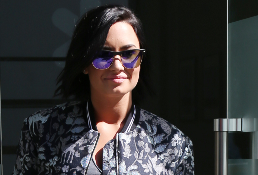 Demi Lovato nagy rajongója a szemöldök hangsúlyú napszemüvegeknek