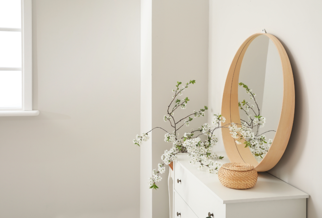 A tükör és virágok elengedhetetlen részei a rendes lány lakberendezési trendnek