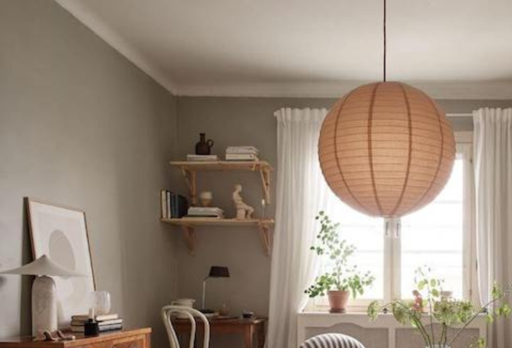 A szokásos fehér helyett natúr papír lámpa a skandináv lakásdekor egyik okos ötlete