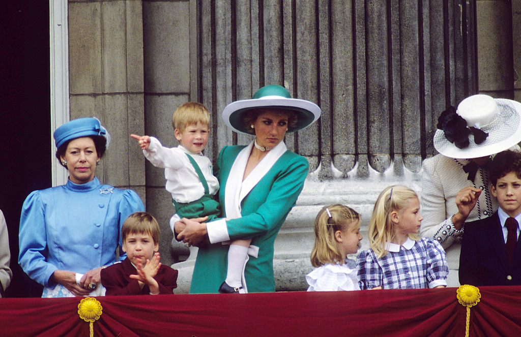 Diana hercegné, kezében a gyermek Harry herceggel
