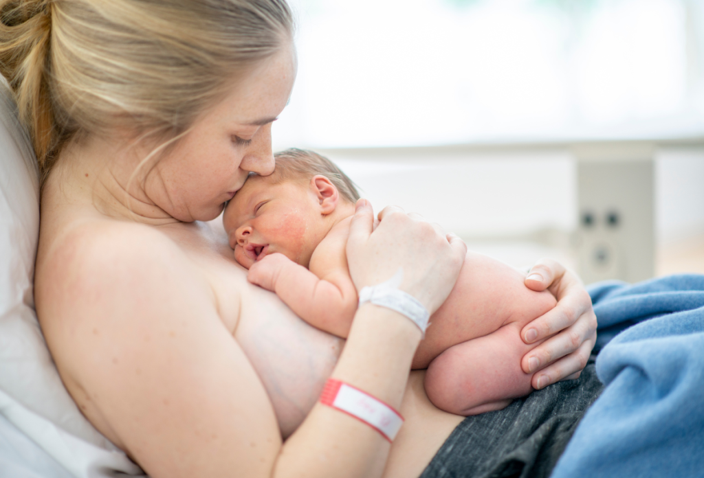 A közvetlen bőrkontaktus a szülés után segít kialakulni a kötődét anya és gyermek között