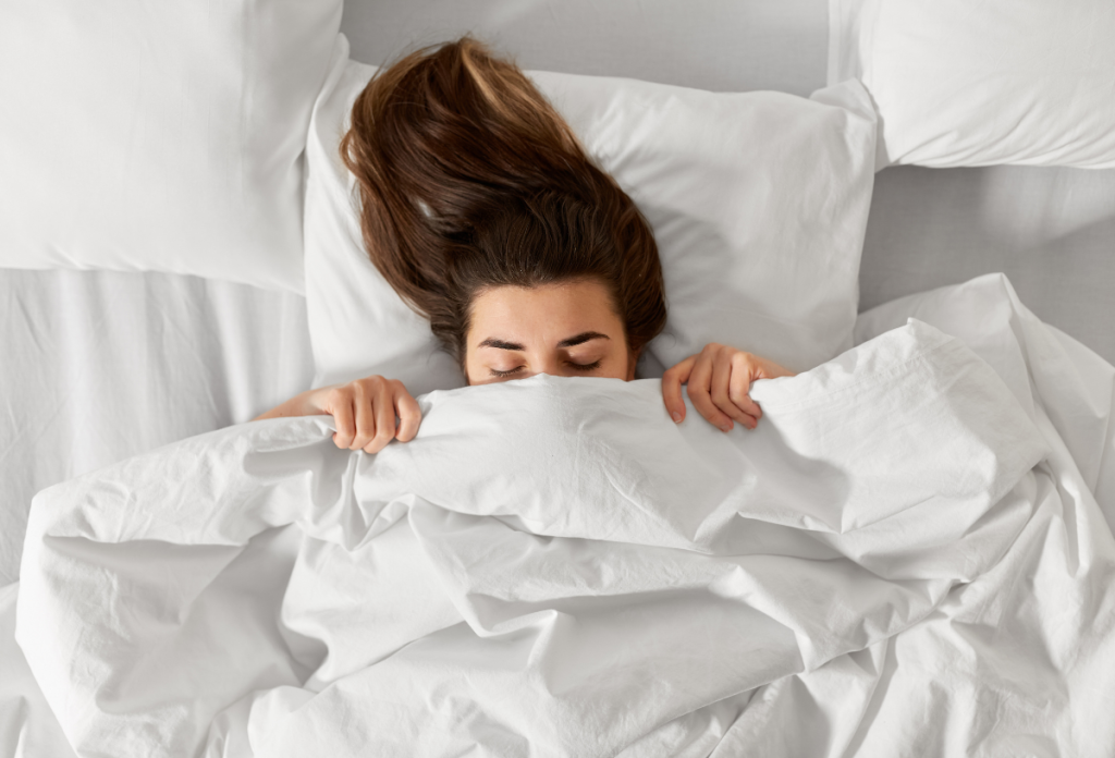 Segíthet a kánikulában takaróval aludni, ha meztelenül bújunk az ágyba