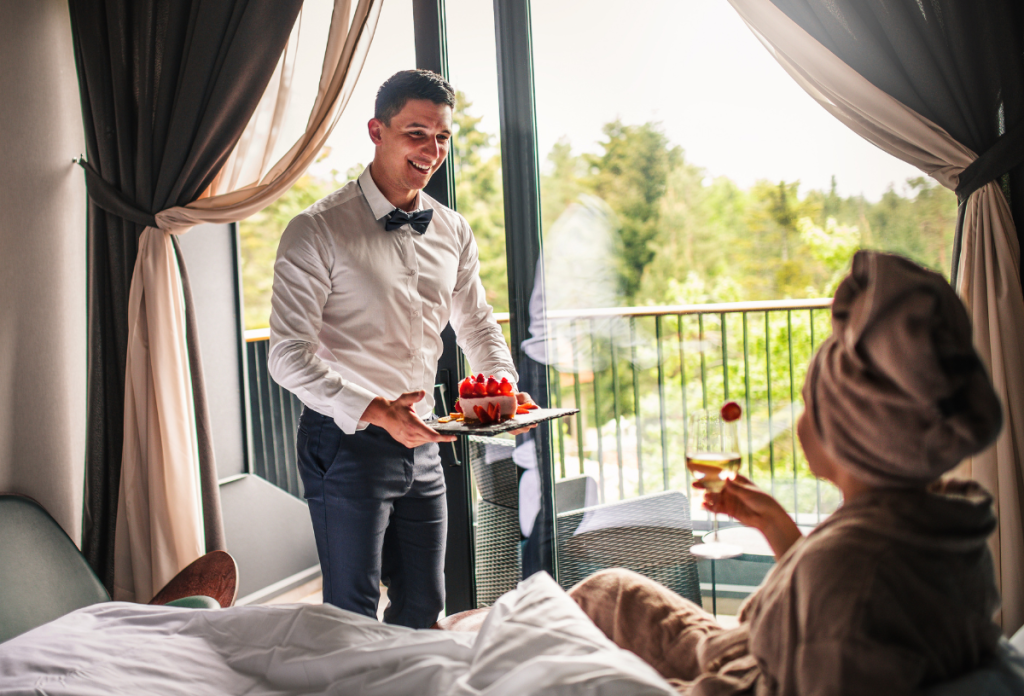 A felmérés szerint a vendégek több mint negyede rendel a szobaszerviztől, amikor szállodában tartózkodik.