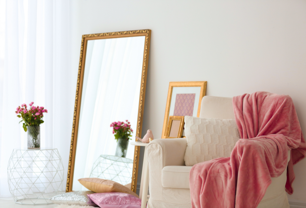 Az aranyozott tükör a hálószoba igazi franciás dekorációs eleme